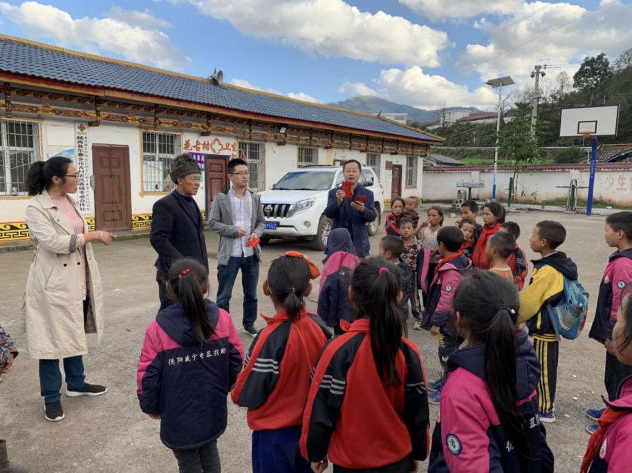 集团公司董事长兼总经理廖江川一行到花古村督导脱贫攻坚工作