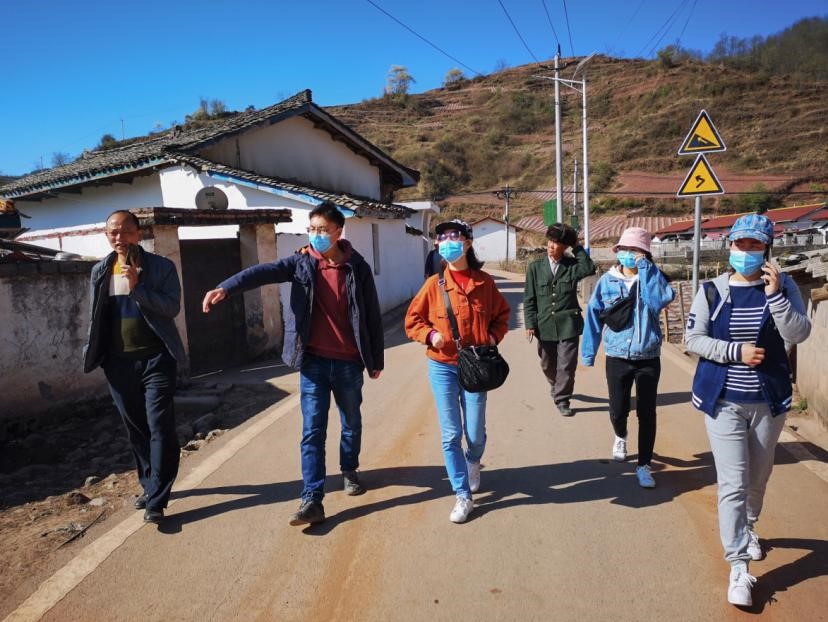 集团公司人事部经理罗瑛一行 到花古村指导脱贫攻坚工作