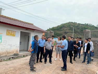 集团公司董事长邓华一行到花古村督导脱贫攻坚工作